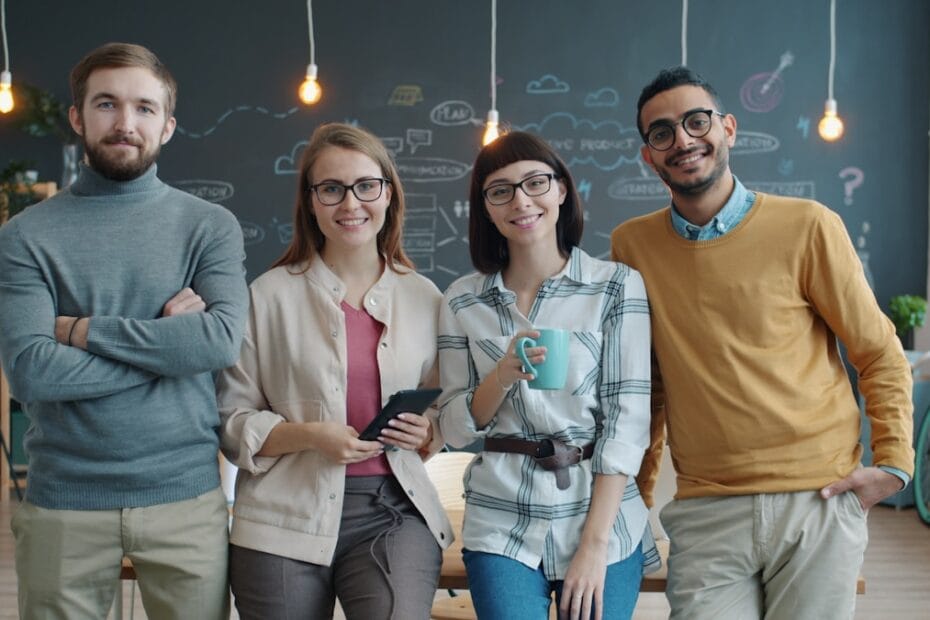 Medewerkers werken samen in modern kantoor van aantrekkelijke werkgever in België