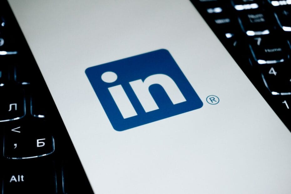 LinkedIn logo op toetsenbord als symbool voor online recruitment via LinkedIn