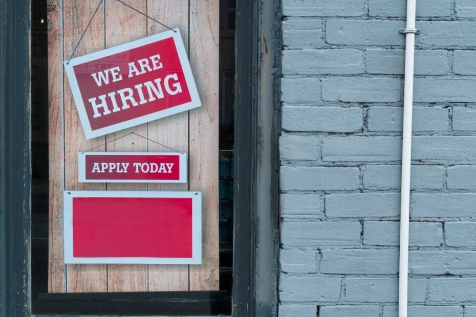 Bord met tekst We are hiring als symbool voor actieve werving actie