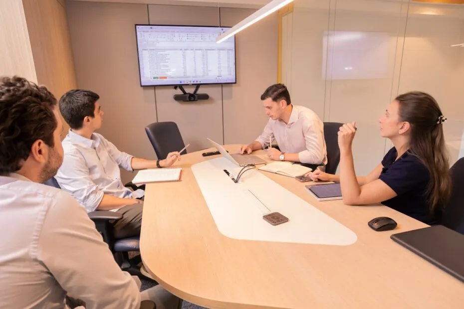 Zakelijk overleg aan vergadertafel als symbool voor strategische HR planning