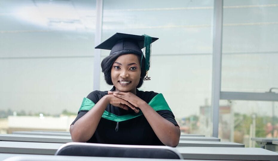 Afgestudeerde start zijn eerste baan na de studie