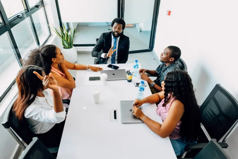 Groep professionals vergadert aan tafel voor strategisch HR overleg