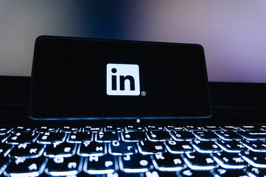 LinkedIn logo op smartphone voor professioneel netwerken en recruitment