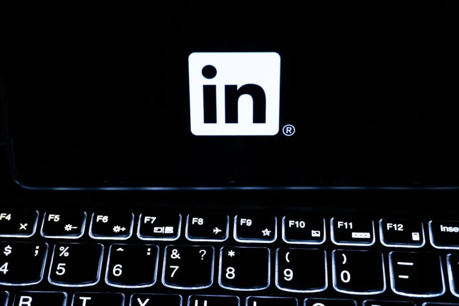 LinkedIn interface op laptop voor het vinden van kandidaten via social media