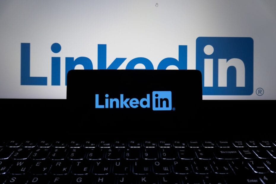 LinkedIn logo op telefoon en laptop voor recruitment en employer branding