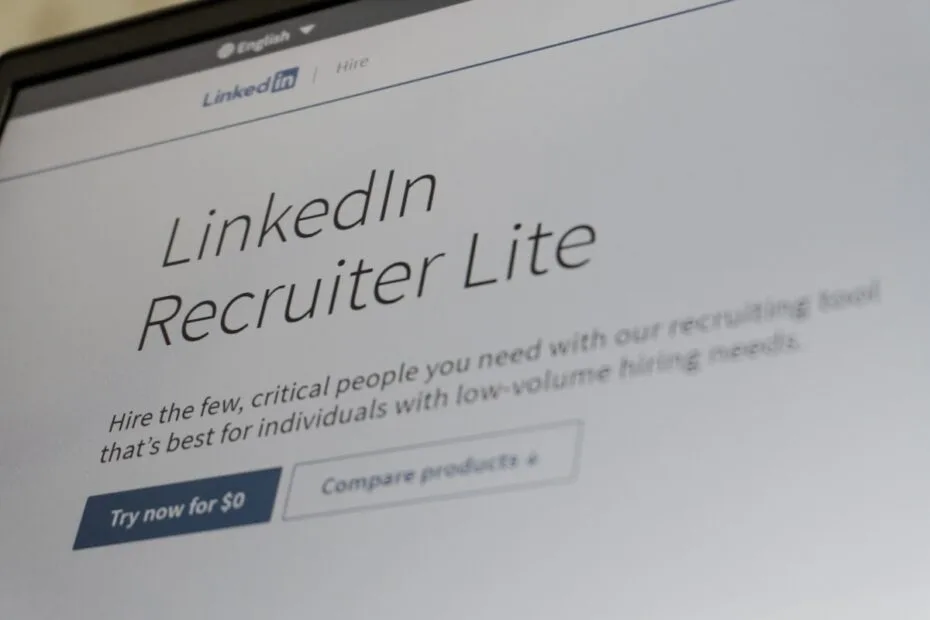 LinkedIn Recruiter Lite interface op een laptop met feiten en cijfers over gebruik in Nederland