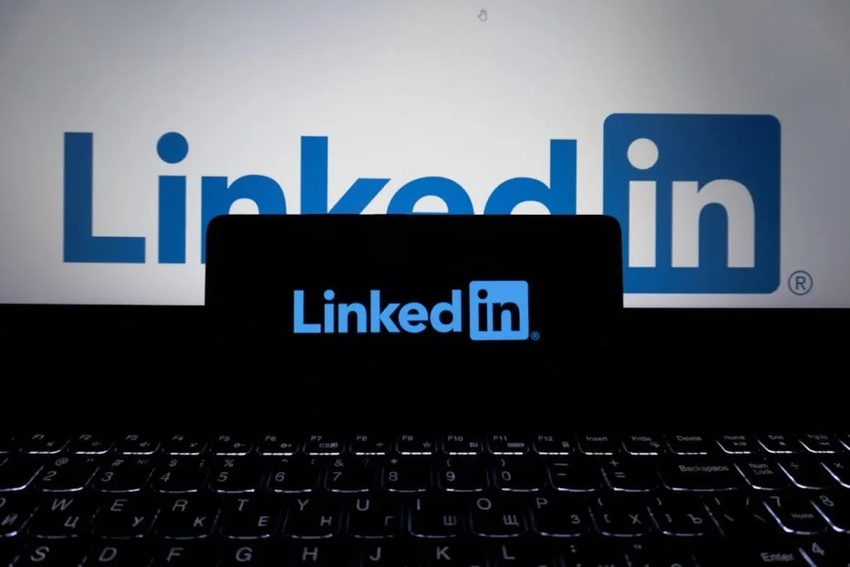 LinkedIn logo op telefoon en laptop voor recruitment en employer branding