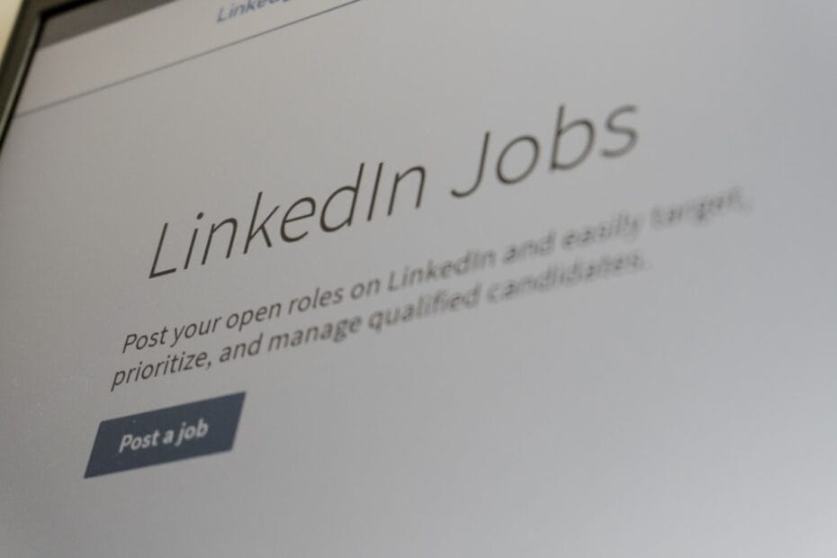 LinkedIn jobs website toont vacatures van werkgevers op laptopscherm