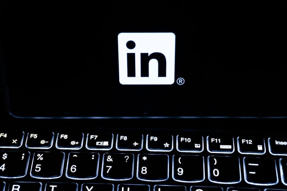 LinkedIn interface op laptop voor het vinden van kandidaten via social media