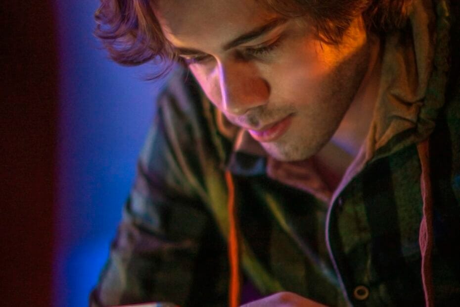 Man gebruikt smartphone voor mobiel solliciteren en recruitment