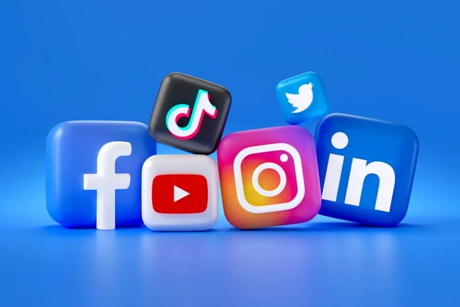 Verschillende social media logos voor recruitment via sociale netwerken