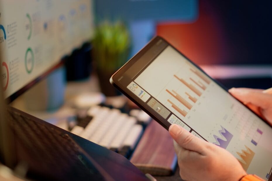 HR professional analyseert arbeidsmarktdata en kengetallen op tablet