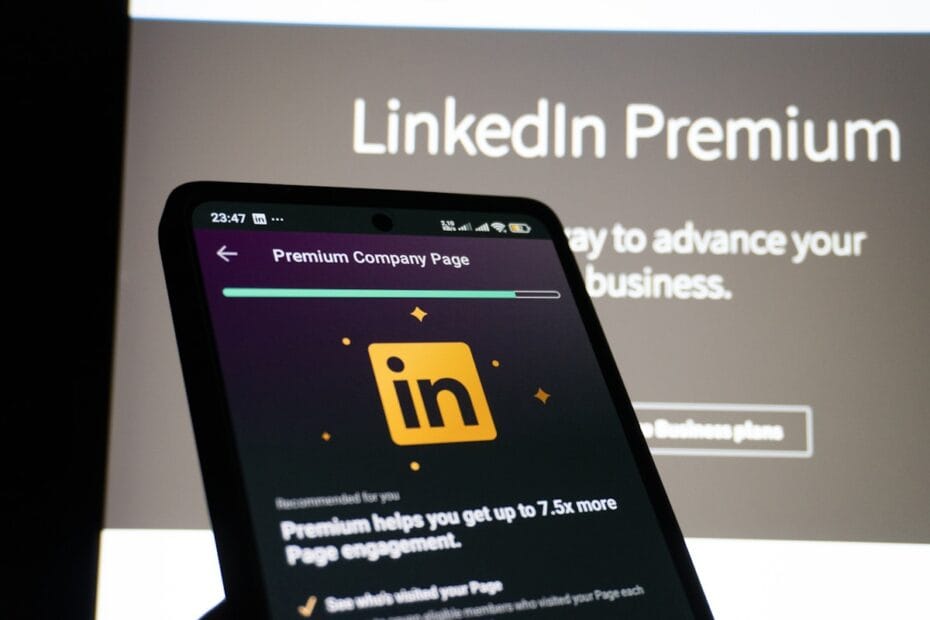 Smartphone toont LinkedIn premium pagina voor recruitment en sourcing