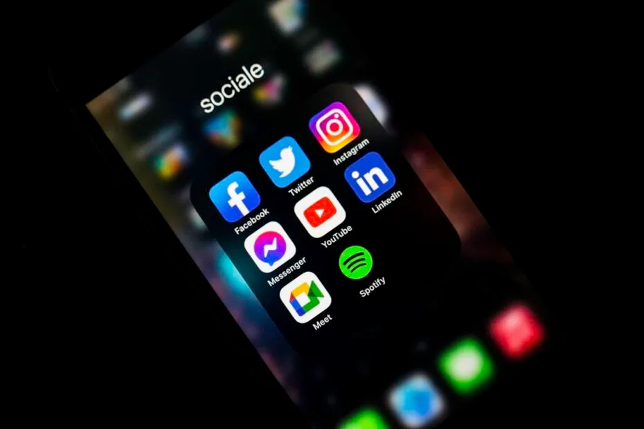 Smartphone met social media apps voor werving en selectie via internet