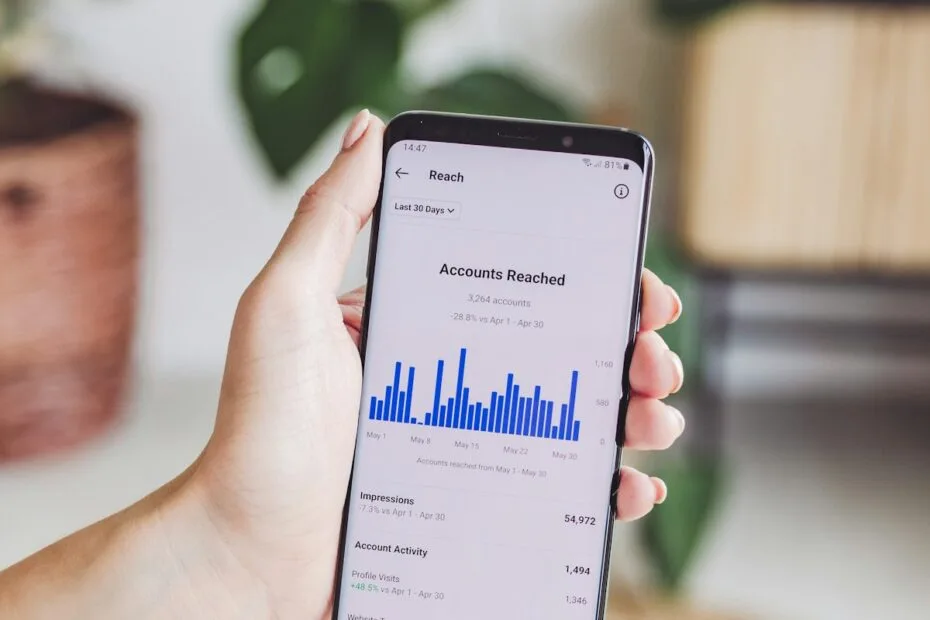 Persoon houdt smartphone vast voor social media recruitment campagne