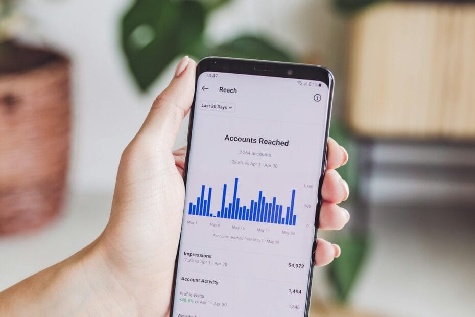 Persoon houdt smartphone vast voor social media recruitment campagne