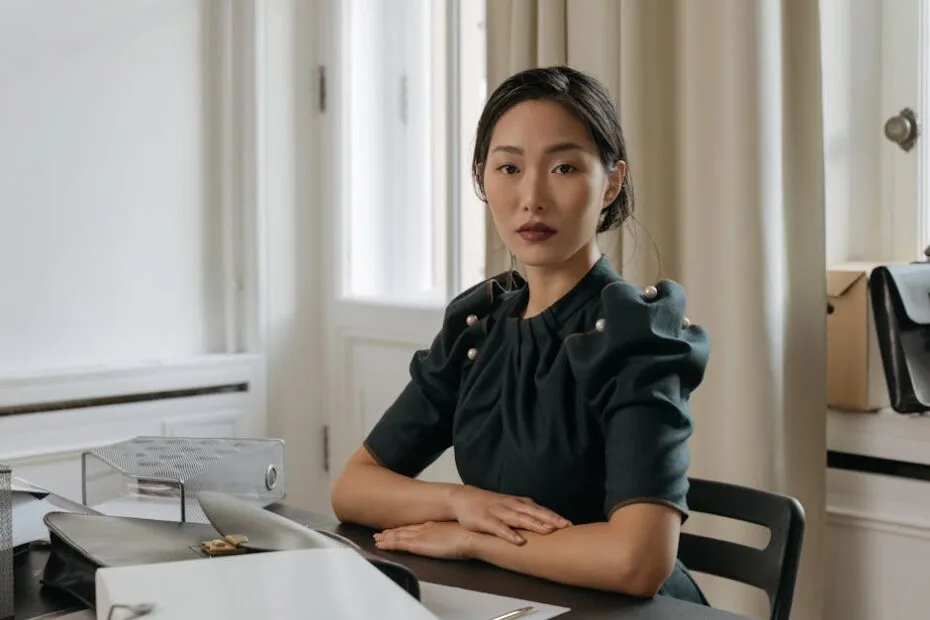 Kandidaat kiest professionele kleding voor een sollicitatiegesprek