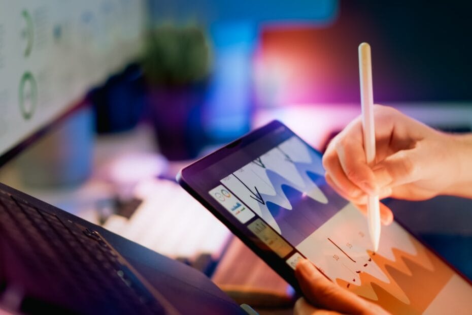 Persoon gebruikt stylus op tablet met grafieken voor recruitment analyse