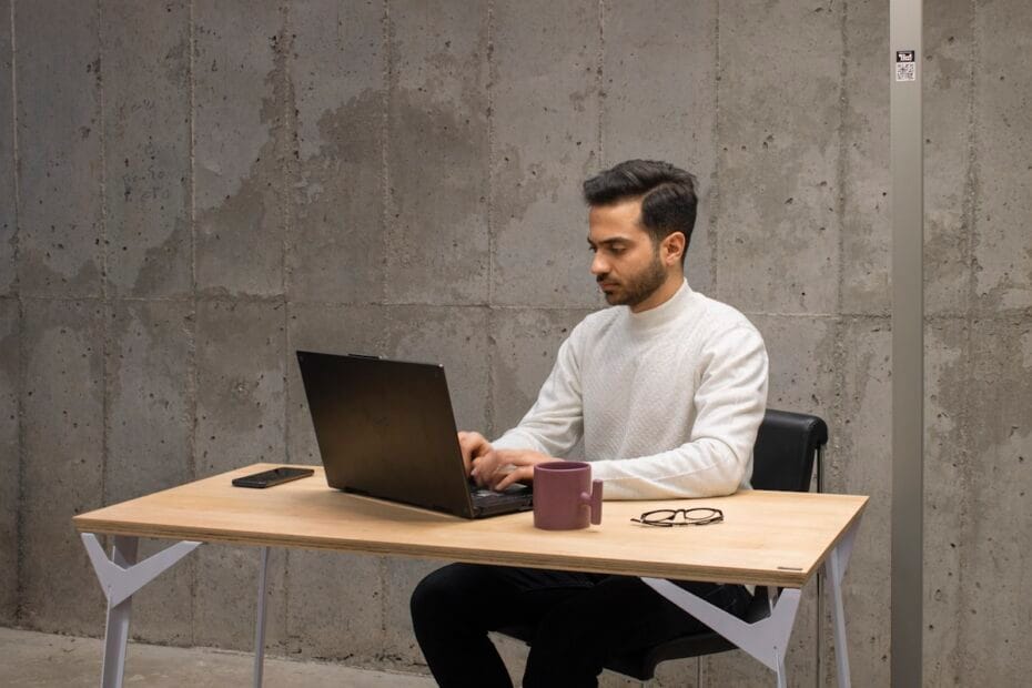 Recruiter zoekt kandidaten achter laptop met sourcing technieken