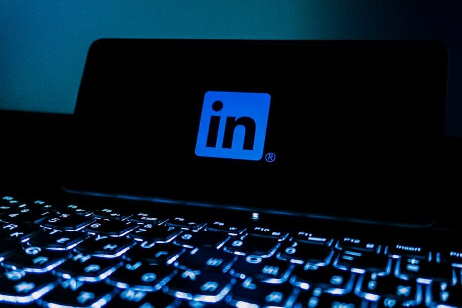 LinkedIn logo op laptopscherm voor talent werving en sourcing