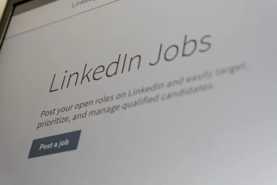 Vacaturebank website op een laptopscherm met overzicht van openstaande vacatures