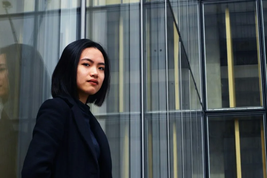 Professionele executive in zwart blazer als voorbeeld van toptalent in recruitment