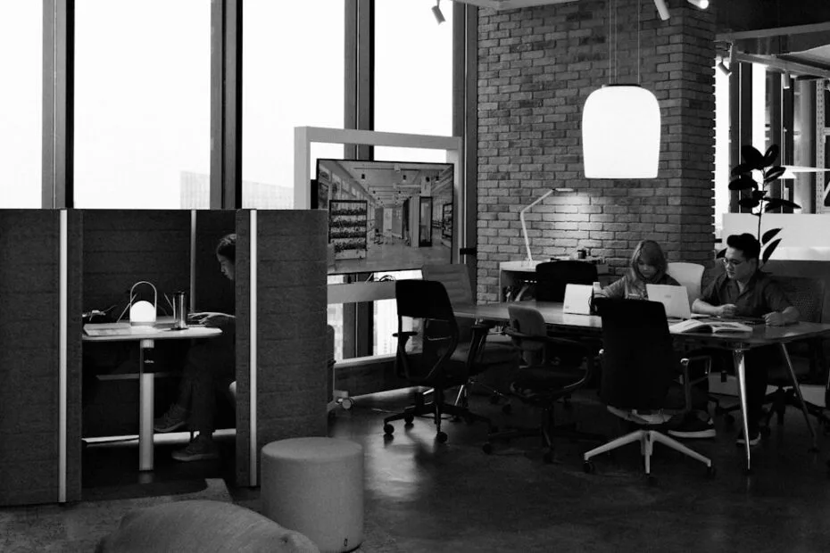 Modern kantoor met mensen aan het werk als symbool voor employer branding