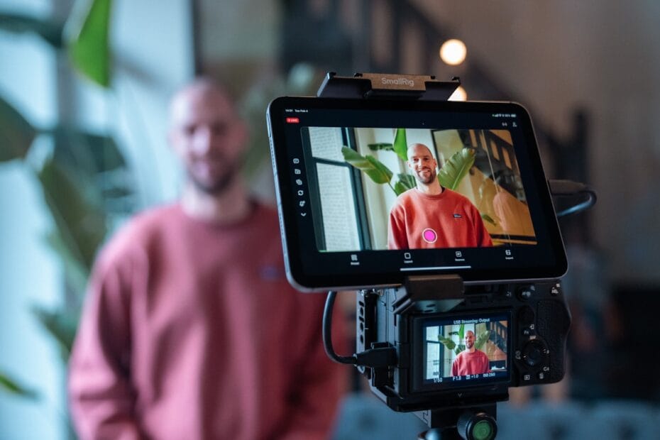 Kandidaat filmt een video sollicitatie met camera en tablet voor video recruitment