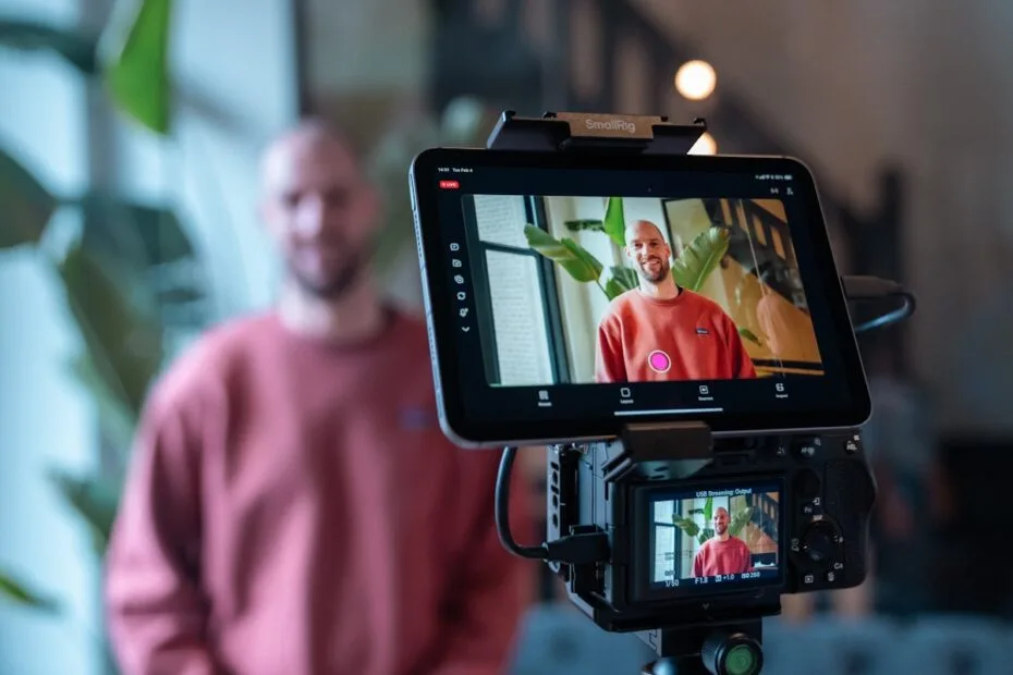 Kandidaat filmt een video sollicitatie met camera en tablet voor video recruitment