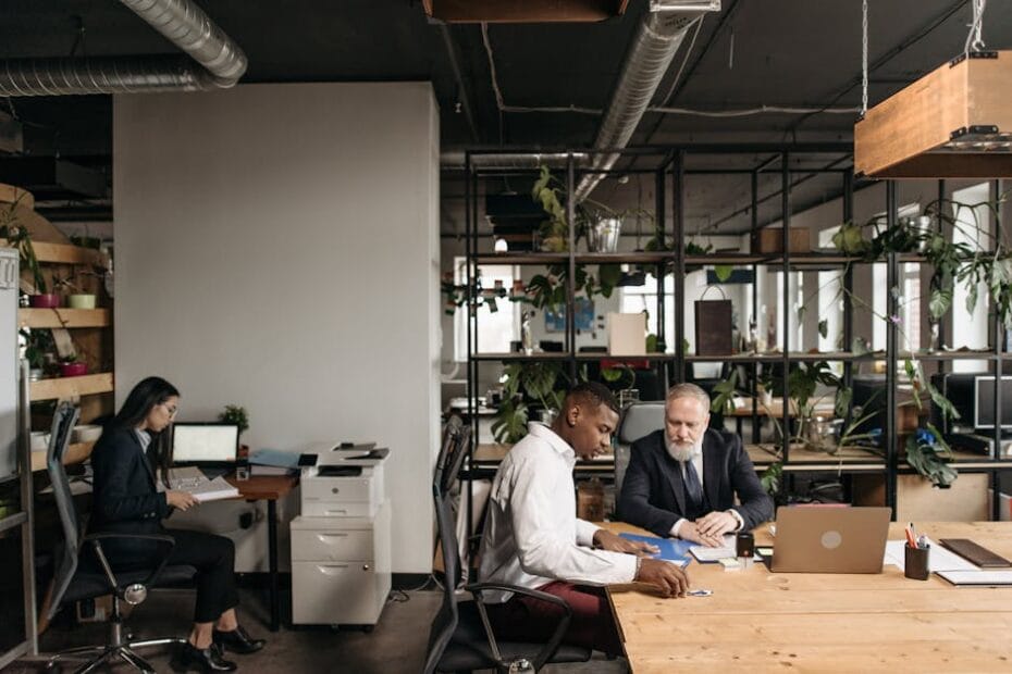 Medewerkers in een moderne, informele werkomgeving