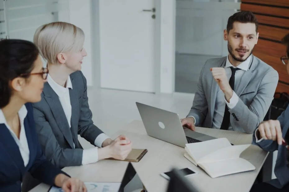 Vier professionals in een zakelijke vergadering, werken bij een top Nederlands bedrijf