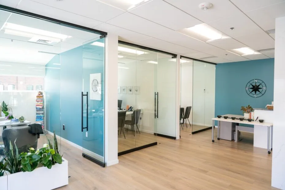 Modern kantoor met glazen wanden en lichte inrichting voor employer branding